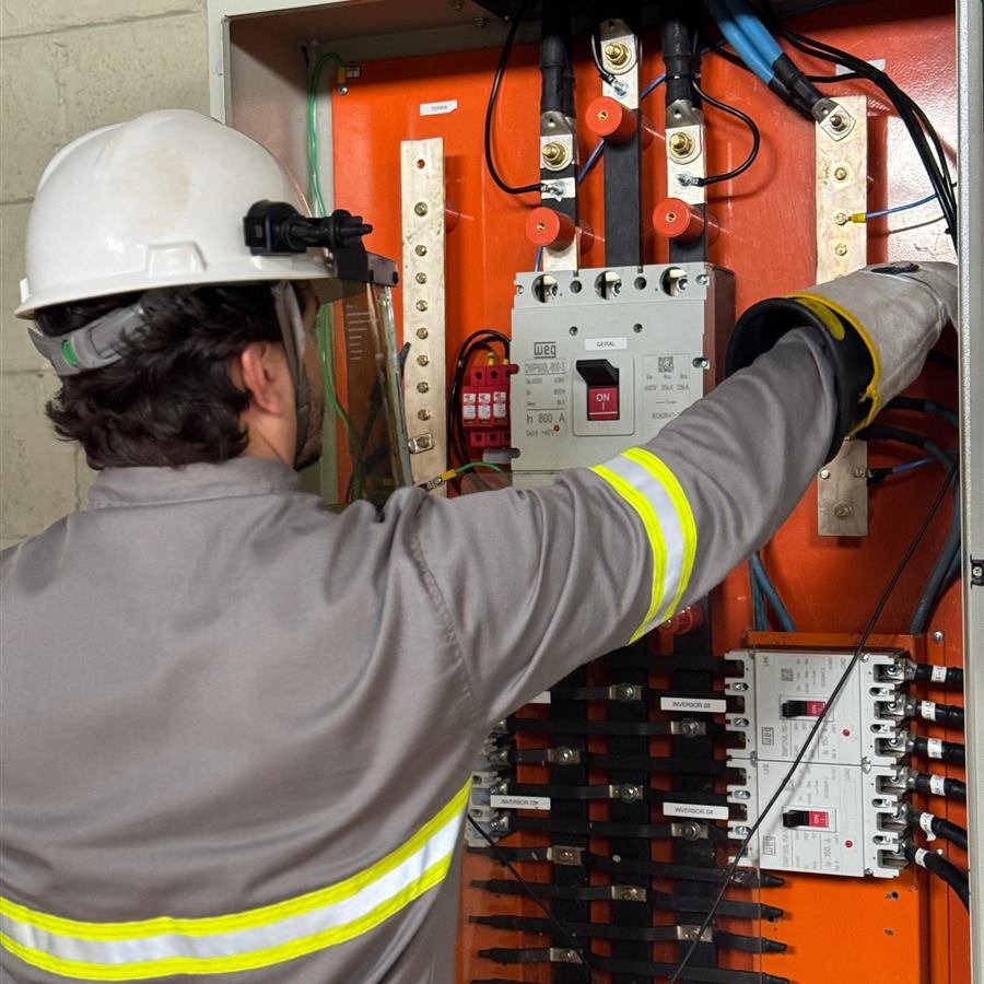 Montagem de quadro elétrico com EPI