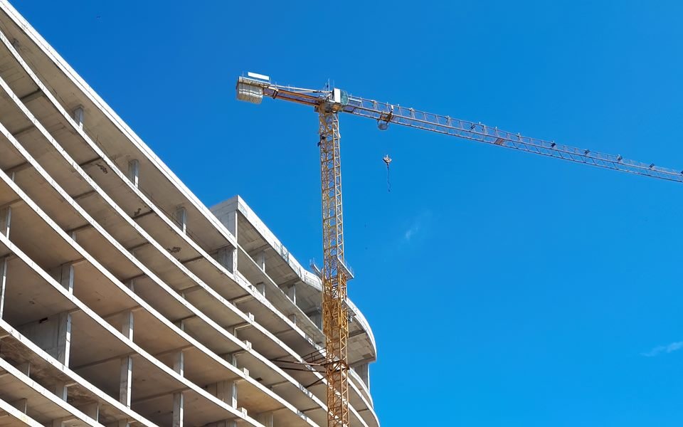 Prédio em construção com grua